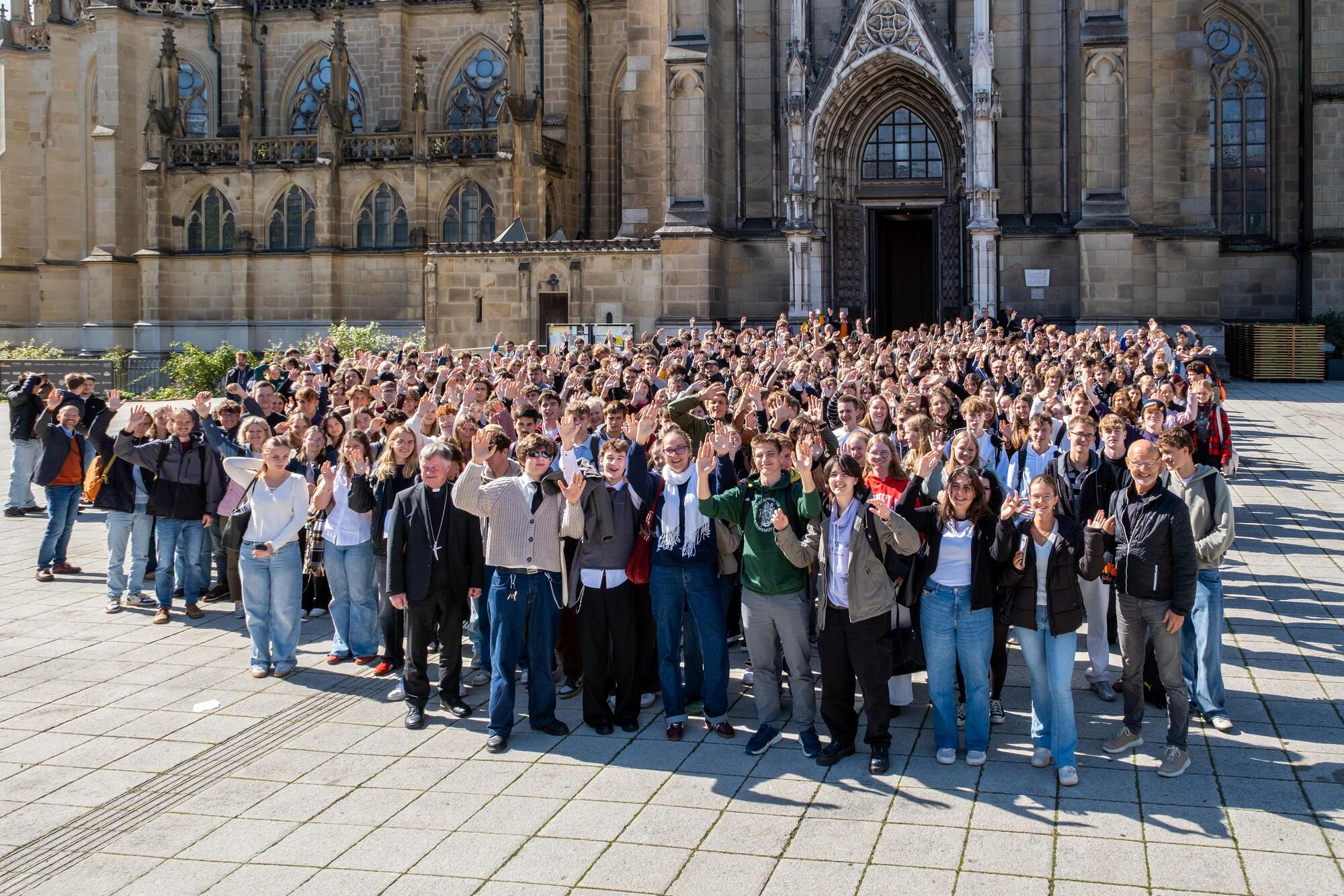 Gruppenfoto der Sch?ler:innen des Maturajahrgangs 2025/26 vor dem Mariendom.