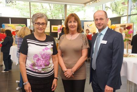         V. l.: Maria Hofstadler MBA (Geschäftsfeldleiterin SelbA), LAbg. Roswitha Bauer und Dr. Christian Pichler (Leiter des Kath. Bildungswerks). (Foto: Alois Litzlbauer)                       